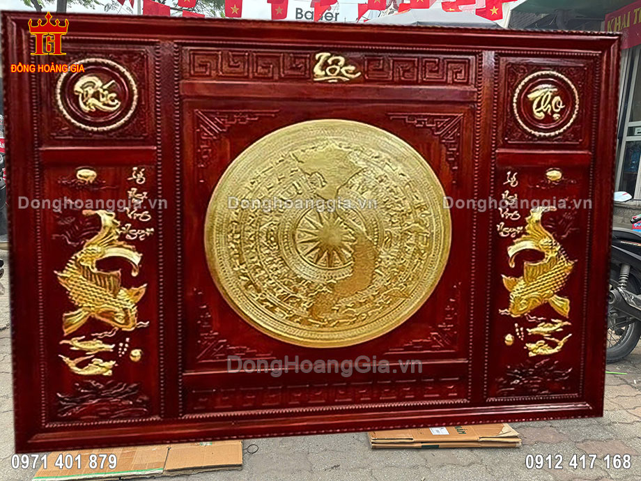 Từng đường nét trên bức tranh trống đồng được nghệ nhân chế tác tinh xảo